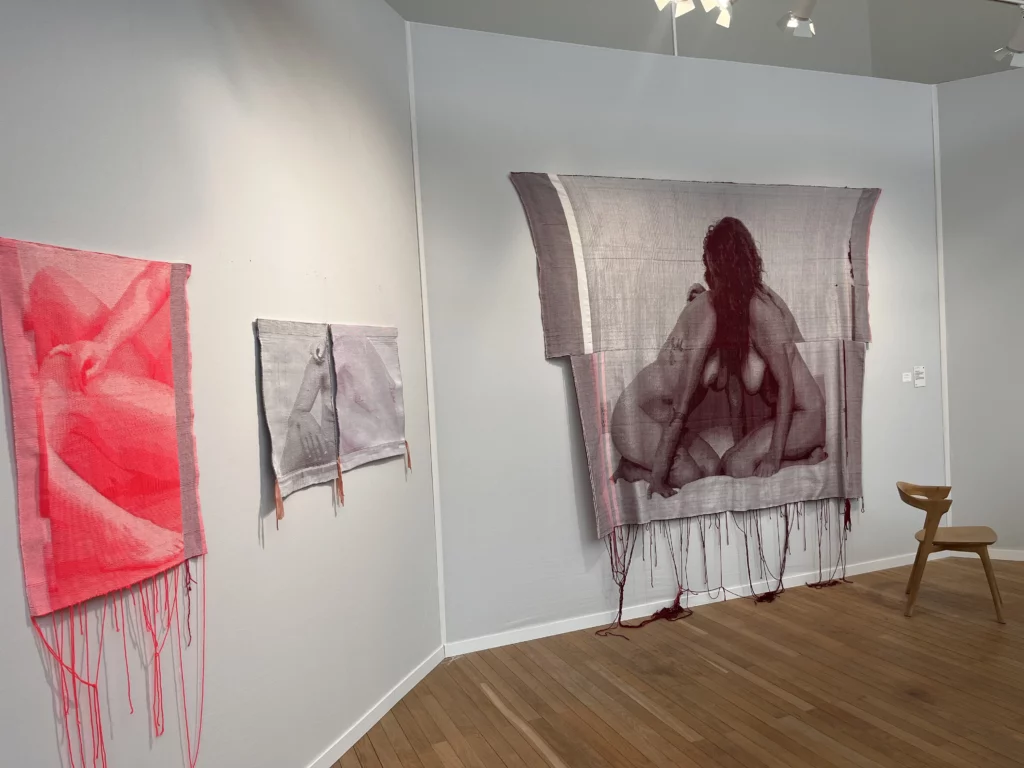Tissages monumentaux de Mia Weiner exposés par la galerie Homecoming à Paris Photo 2025, montrant ses autoportraits textiles réalisés fil par fil. Magazine Art Mag