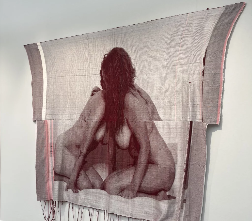 Grand tissage photographique de Mia Weiner exposé par la galerie Homecoming à Paris Photo 2025, représentant une figure féminine nue tissée fil par fil. art mag