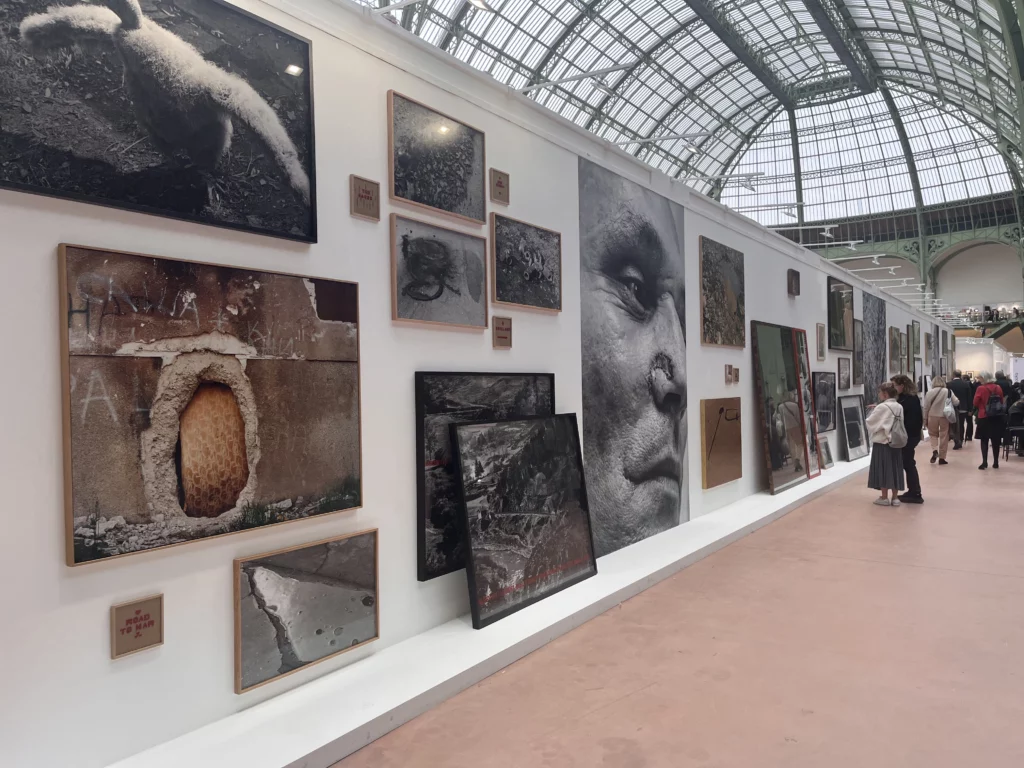 Accrochage mural de la galerie Poggi consacré à Sophie Ristelhueber à Paris Photo 2025, regroupant quarante ans d’images autour des traces de guerre et des paysages blessés. Magazine Art Mag