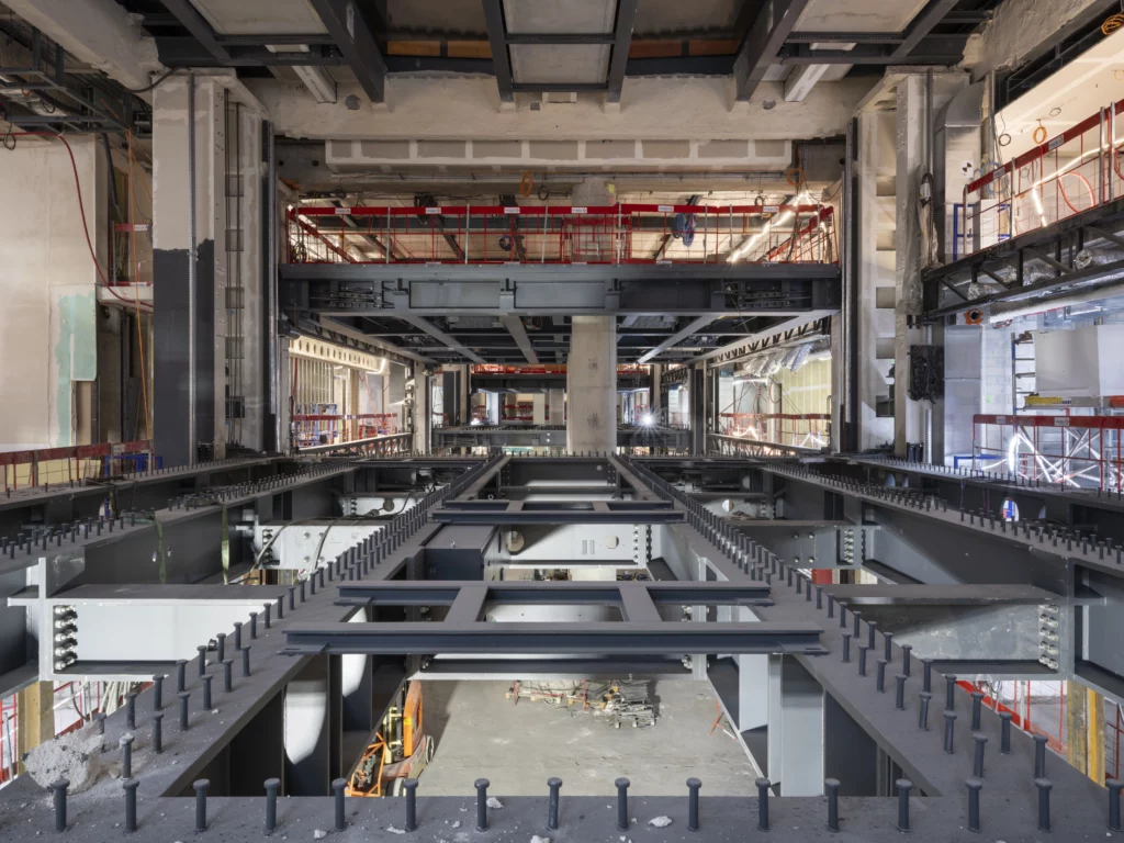 Vue intérieure du chantier de la Fondation Cartier au Palais-Royal, montrant la charpente d’acier monumentale conçue par Jean Nouvel, symbole d’une architecture en mouvement au cœur de Paris. magazine art mag