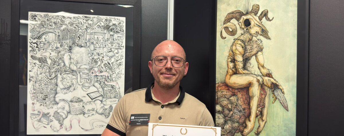 photo portrait de l'artiste joshua sucre Zimmermann tenant le prix art mag