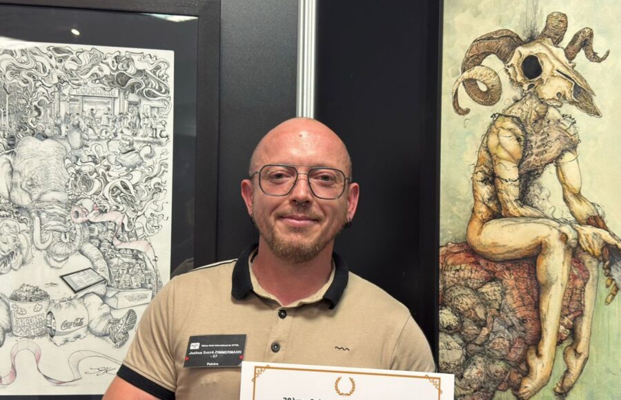 photo portrait de l'artiste joshua sucre Zimmermann tenant le prix art mag