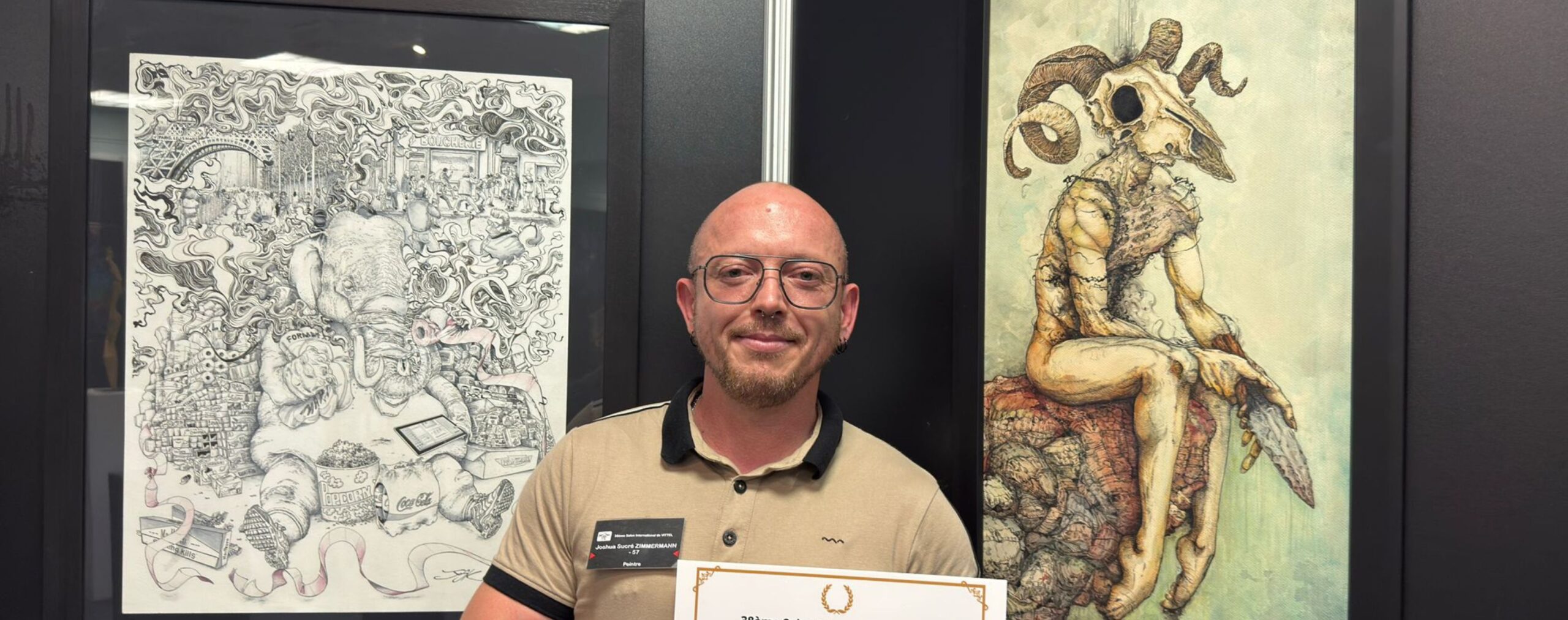 photo portrait de l'artiste joshua sucre Zimmermann tenant le prix art mag