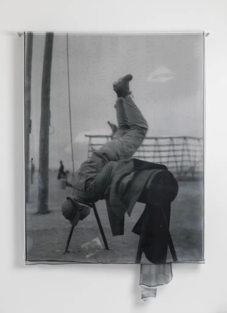 Œuvre Untitled (Acrobacia) de Rosângela Rennó, 2012 – photographie en noir et blanc évoquant la mémoire et la fragilité du corps, exposée à Paris Photo 2025. Magazine Art Mag 