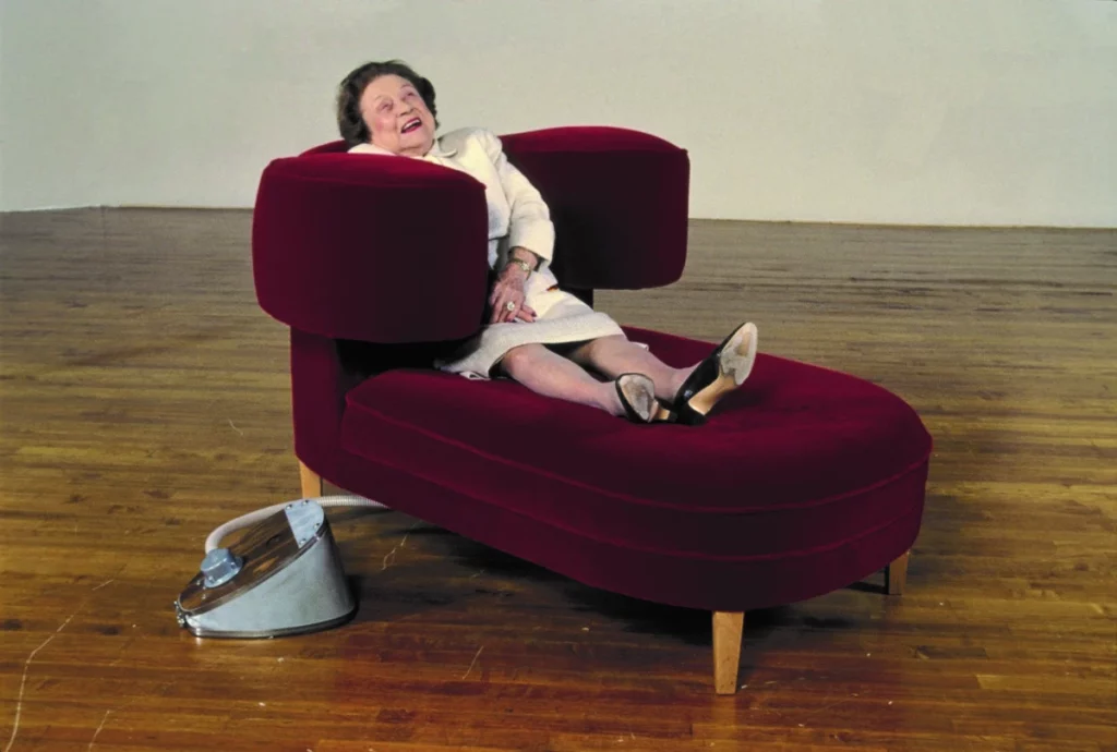 Femme allongée sur la Squeeze Chair de Wendy Jacob, œuvre exposée au V&A Museum, inspirée par Temple Grandin, illustrant le design sensoriel et le confort comme acte d’inclusion dans Design and Disability. Magazine Art mag