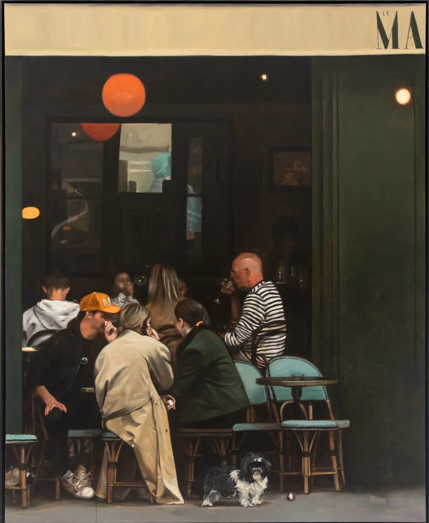 einture de Bilal Hamdad représentant des clients attablés à la terrasse d’un café parisien, scène urbaine contemporaine marquée par le clair-obscur et la solitude des figures, présentée au Petit Palais à Paris.