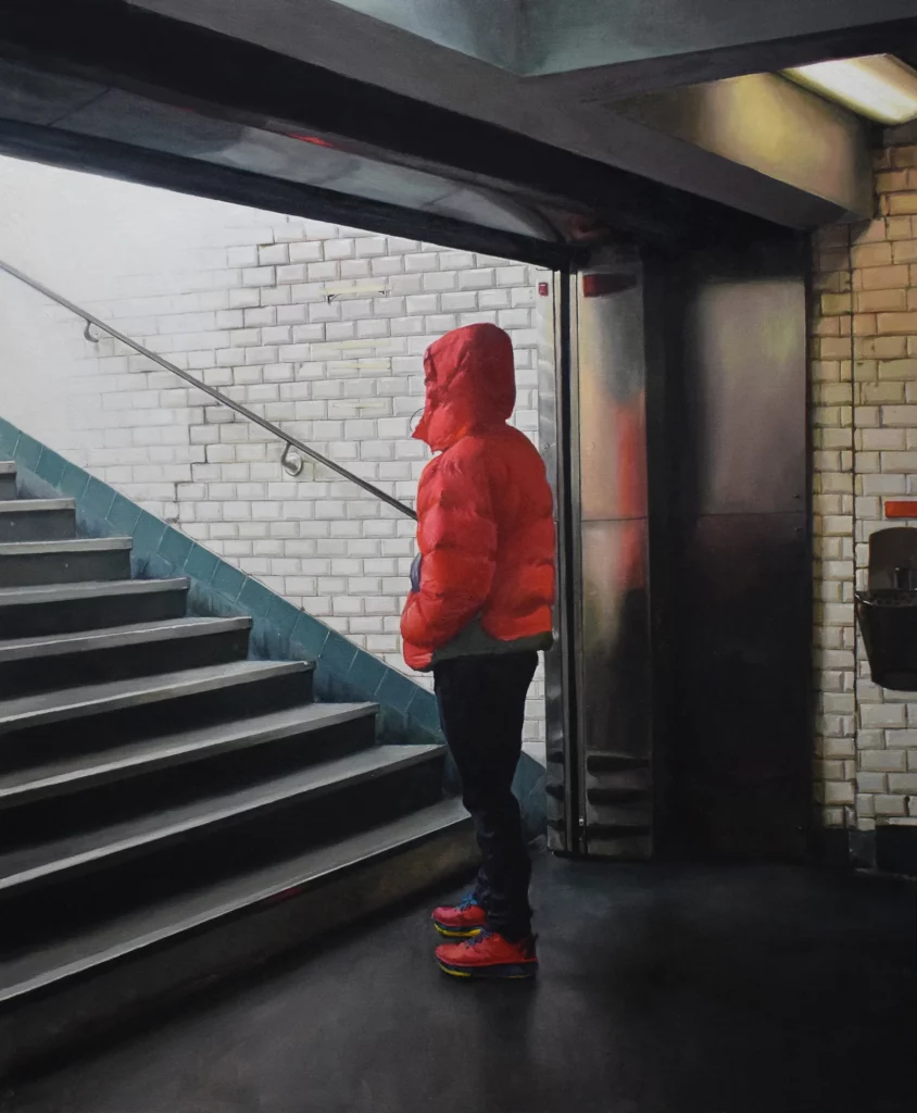 Peinture de Bilal Hamdad représentant un personnage seul dans une station de métro parisienne, vêtu d’une doudoune rouge, scène urbaine contemporaine marquée par l’attente, le silence et la solitude, présentée au Petit Palais à Paris.