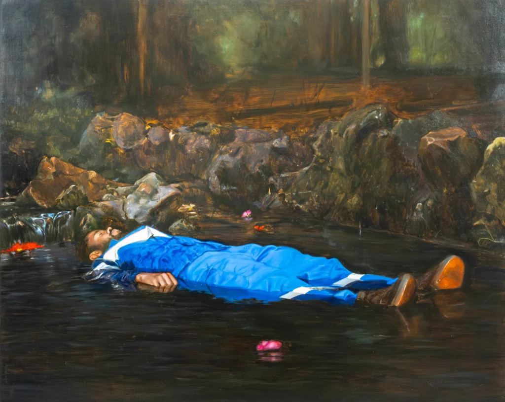 Peinture de Bilal Hamdad représentant un homme allongé dans l’eau, vêtu de bleu, scène contemporaine aux accents symboliques évoquant la solitude, la fragilité humaine et le clair-obscur, présentée au Petit Palais à Paris.