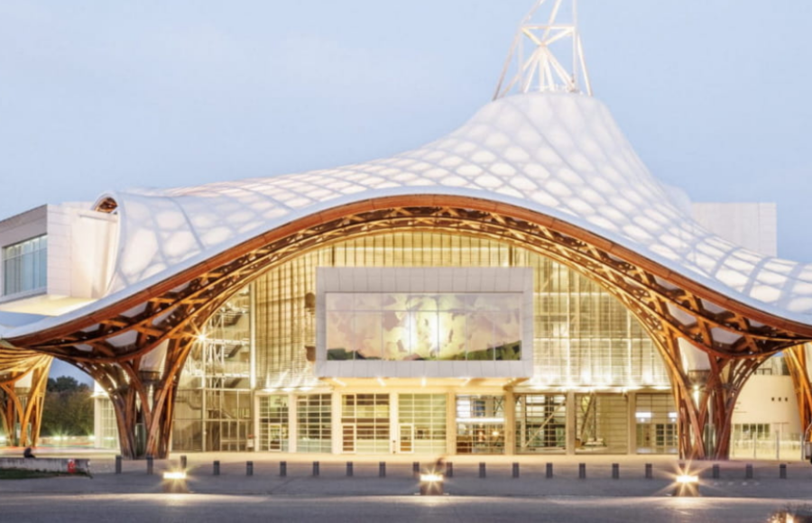 Façade du Centre Pompidou-Metz, bâtiment conçu par Shigeru Ban, reconnaissable à sa toiture ondulante en bois et membrane blanche, photographié à la tombée du jour.