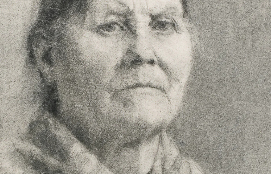 Portrait au fusain d’une femme âgée, figure paysanne finlandaise représentée avec sobriété et réalisme, œuvre de Pekka Halonen présentée au Petit Palais à Paris.