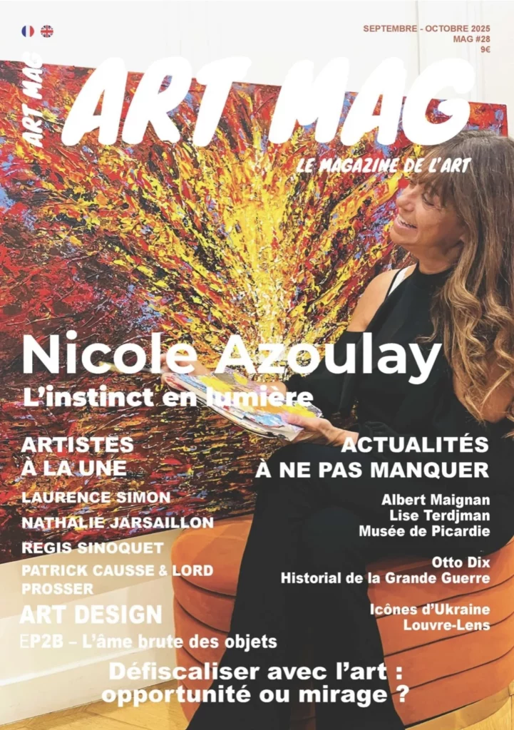 Couverture du magazine Art Mag. Une artiste peintre, Nicole Azoulay, souriante, tient une palette de peinture devant une grande œuvre abstraite aux couleurs chaudes et éclatantes, dominées par le jaune, le rouge et l’orange. Le titre annonce « Nicole Azoulay – L’instinct en lumière », avec des rubriques sur l’actualité artistique, des artistes à la une et des expositions. Numéro de septembre-octobre 2025