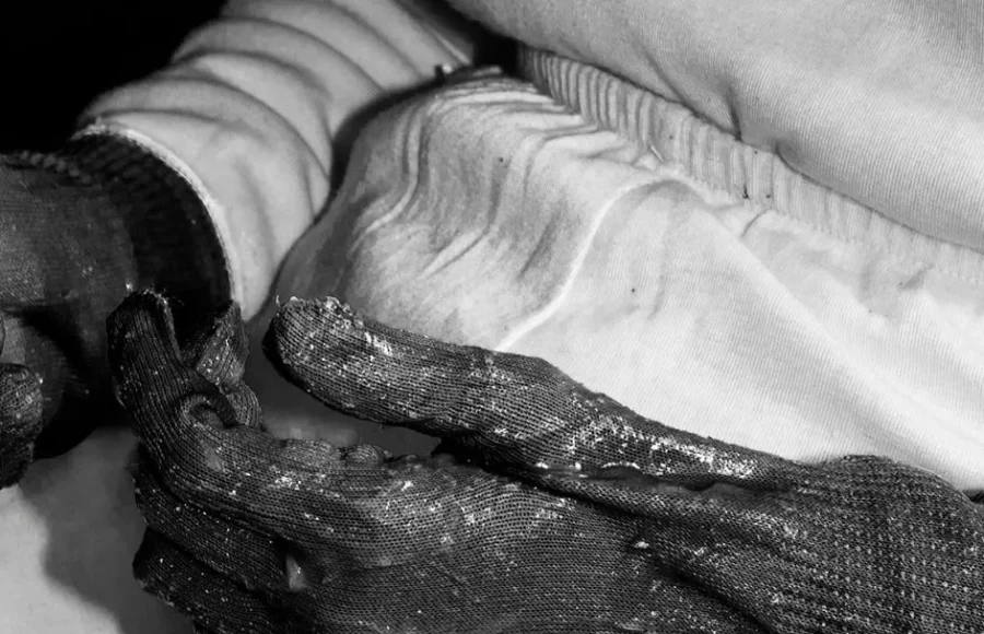 Photographie de Marie Quéau issue de l’exposition FURY au BAL : gros plan en noir et blanc sur des mains gantées marquées par l’effort, illustrant les états-limites du corps et la violence contrôlée documentée par la photographe.