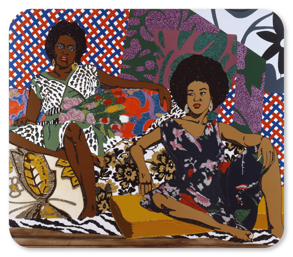 Œuvre A Moment’s Pleasure #2 (2008) de Mickalene Thomas, représentant deux femmes assises dans un intérieur stylisé, aux motifs colorés et textures décoratives, mêlant strass, peinture acrylique et émail.