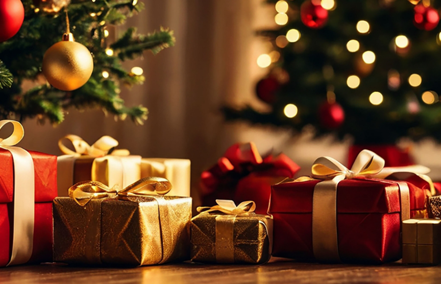 Cadeaux de Noël emballés dans du papier rouge et doré, disposés sous un sapin décoré de boules et de guirlandes lumineuses, dans une ambiance chaleureuse et festive.