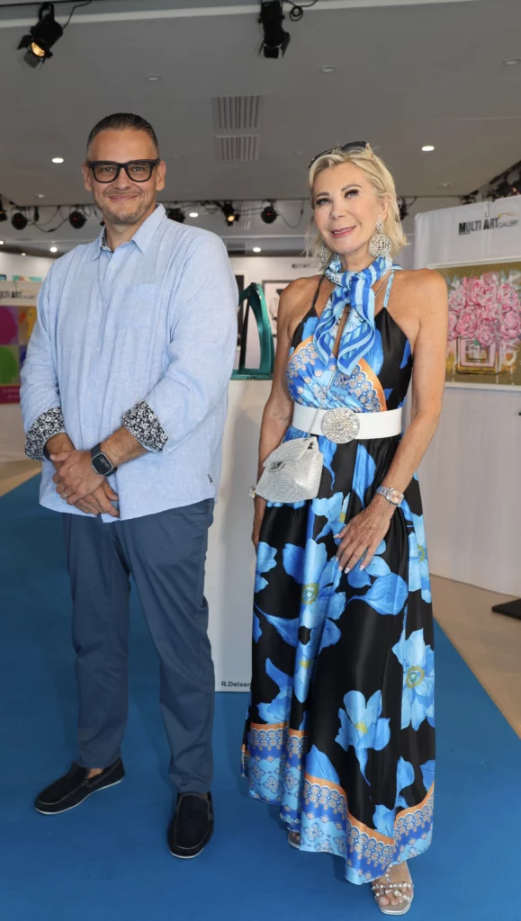 hris The Art Agent et Wendy Lauwers photographiés dans une galerie d’art contemporai