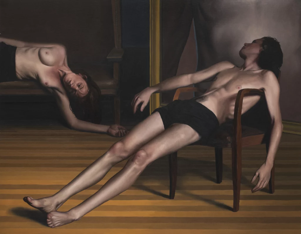 Peinture figurative représentant deux corps nus allongés dans un intérieur sombre, l’un étendu au sol, l’autre affaissé sur une chaise, dans une composition dramatique jouant sur les lignes, les ombres et la tension des postures.