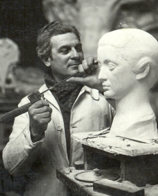 photo de Paul Belmondo en train de sculpter