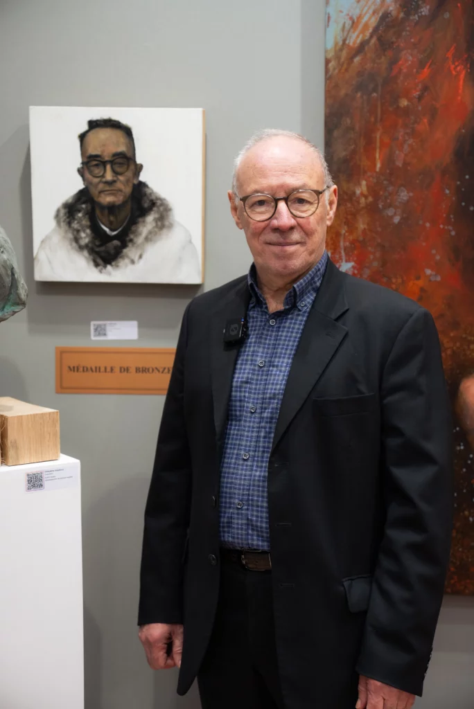 Bruno Madelaine, Président de la Société des Artistes Français, devant l’œuvre de JIANG Wei, lauréate de la Médaille de Bronze au Salon des Artistes Français lors d’ART CAPITAL 2026 au Grand Palais à Paris.