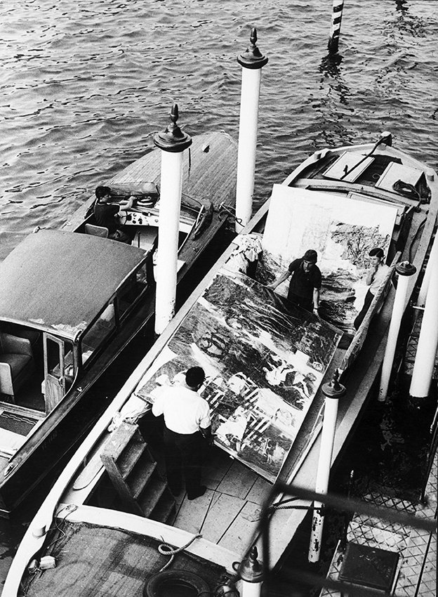 Transport des œuvres de Robert Rauschenberg par bateau lors de la Biennale de Venise 1964, photographié par Ugo Mulas.