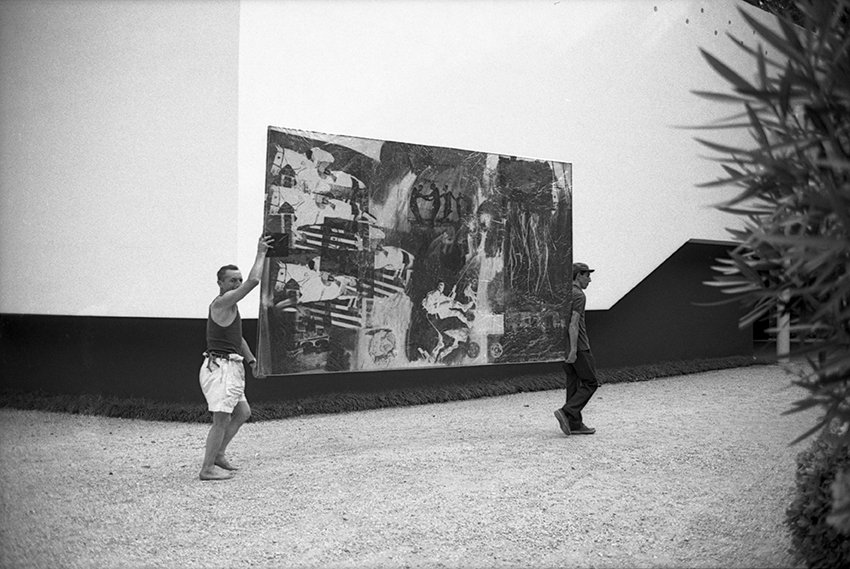 Transport d’une œuvre de Robert Rauschenberg lors de la Biennale de Venise 1964, photographie d’Ugo Mulas.