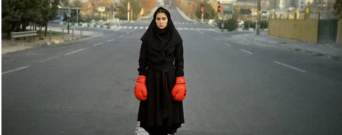 Photographie issue de la série Listen de Newsha Tavakolian, explorant la place des femmes et la question de la voix artistique dans la société iranienne.