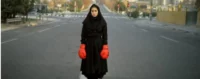 Photographie issue de la série Listen de Newsha Tavakolian, explorant la place des femmes et la question de la voix artistique dans la société iranienne.