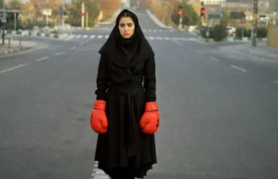 Photographie issue de la série Listen de Newsha Tavakolian, explorant la place des femmes et la question de la voix artistique dans la société iranienne.