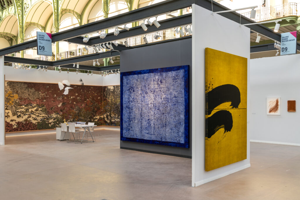 alt="Stand de la galerie Jeanne Bucher Jaeger avec peintures abstraites à Art Paris au Grand Palais"