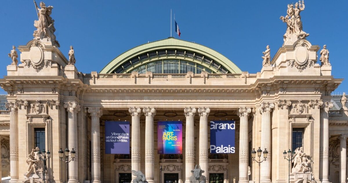 alt="Façade du Grand Palais lors de Art Paris, foire d’art contemporain à Paris"