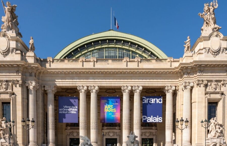 alt="Façade du Grand Palais lors de Art Paris, foire d’art contemporain à Paris"