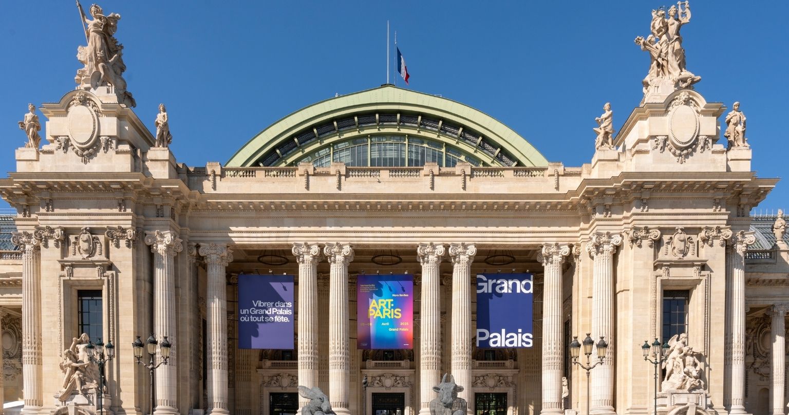 alt="Façade du Grand Palais lors de Art Paris, foire d’art contemporain à Paris"