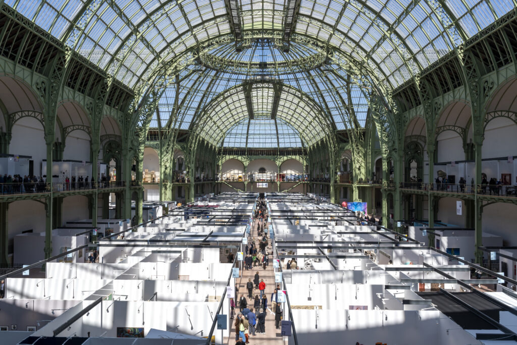 alt="Vue de la nef du Grand Palais avec stands d’Art Paris et circulation des visiteurs"