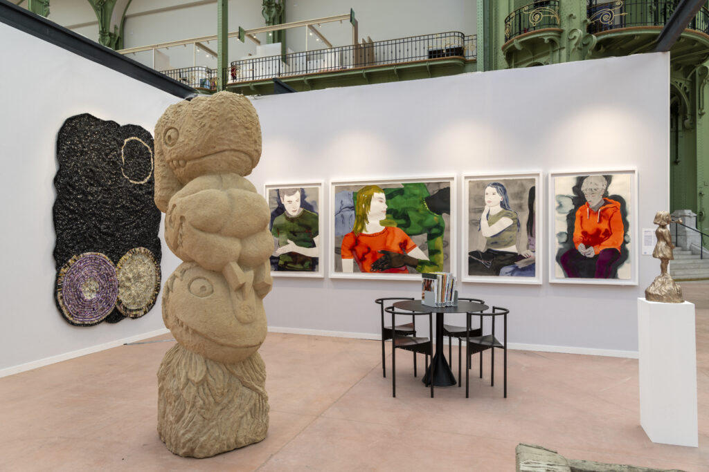 Stand de galerie avec sculptures et peintures contemporaines à Art Paris"