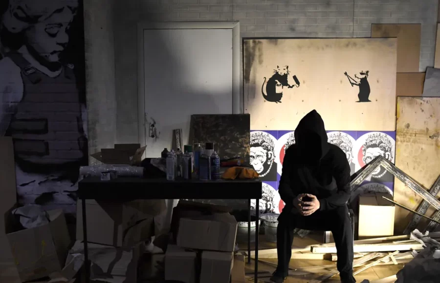 Banksy est interviewé dans son documentaire “Faites le mur”.