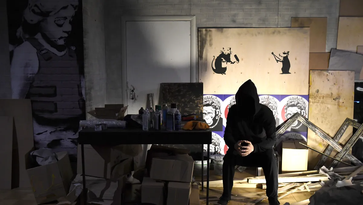 Banksy est interviewé dans son documentaire “Faites le mur”.
