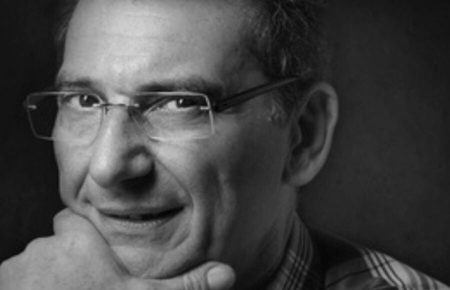 photo portrait de l'artiste photographe Dominique Gautier en noir et blanc