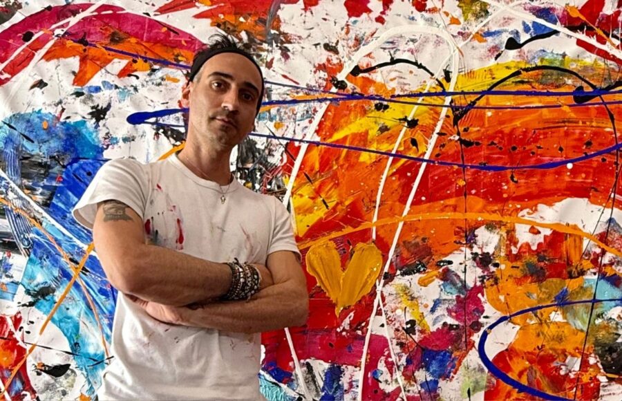 artiste italien Michele Socionovo devant son tableau