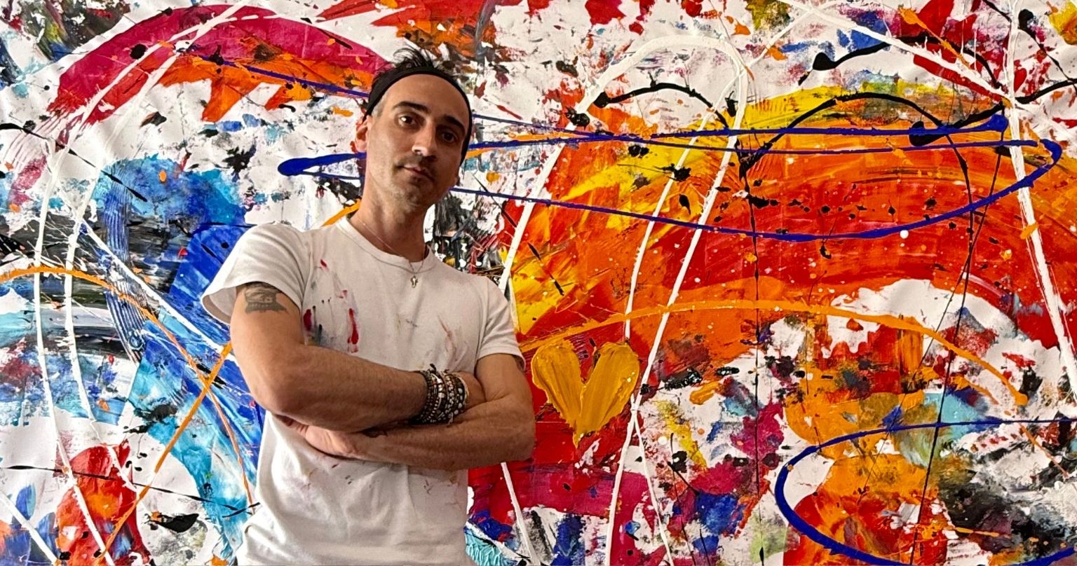 artiste italien Michele Socionovo devant son tableau