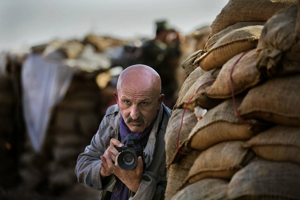 n photographe documente les réalités du conflit au Moyen-Orient. Pour de nombreux artistes iraniens et moyen-orientaux, la photographie devient un moyen de témoigner de la guerre.