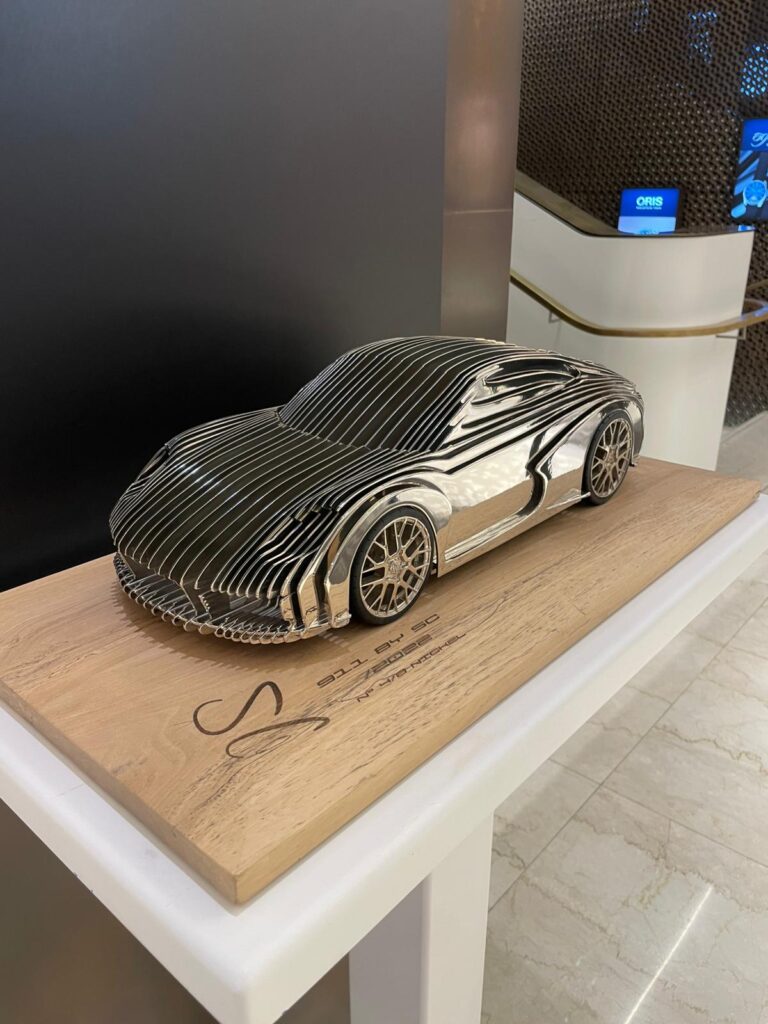 sculpture voiture de course de l'artiste Steve Chaudanson