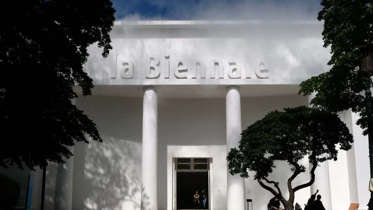 Entrée principale de la Biennale de Venise 2026, événement marqué par une crise institutionnelle et politique