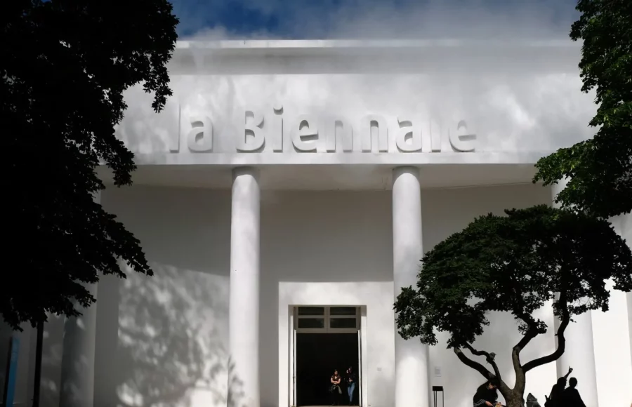 Entrée principale de la Biennale de Venise 2026, événement marqué par une crise institutionnelle et politique