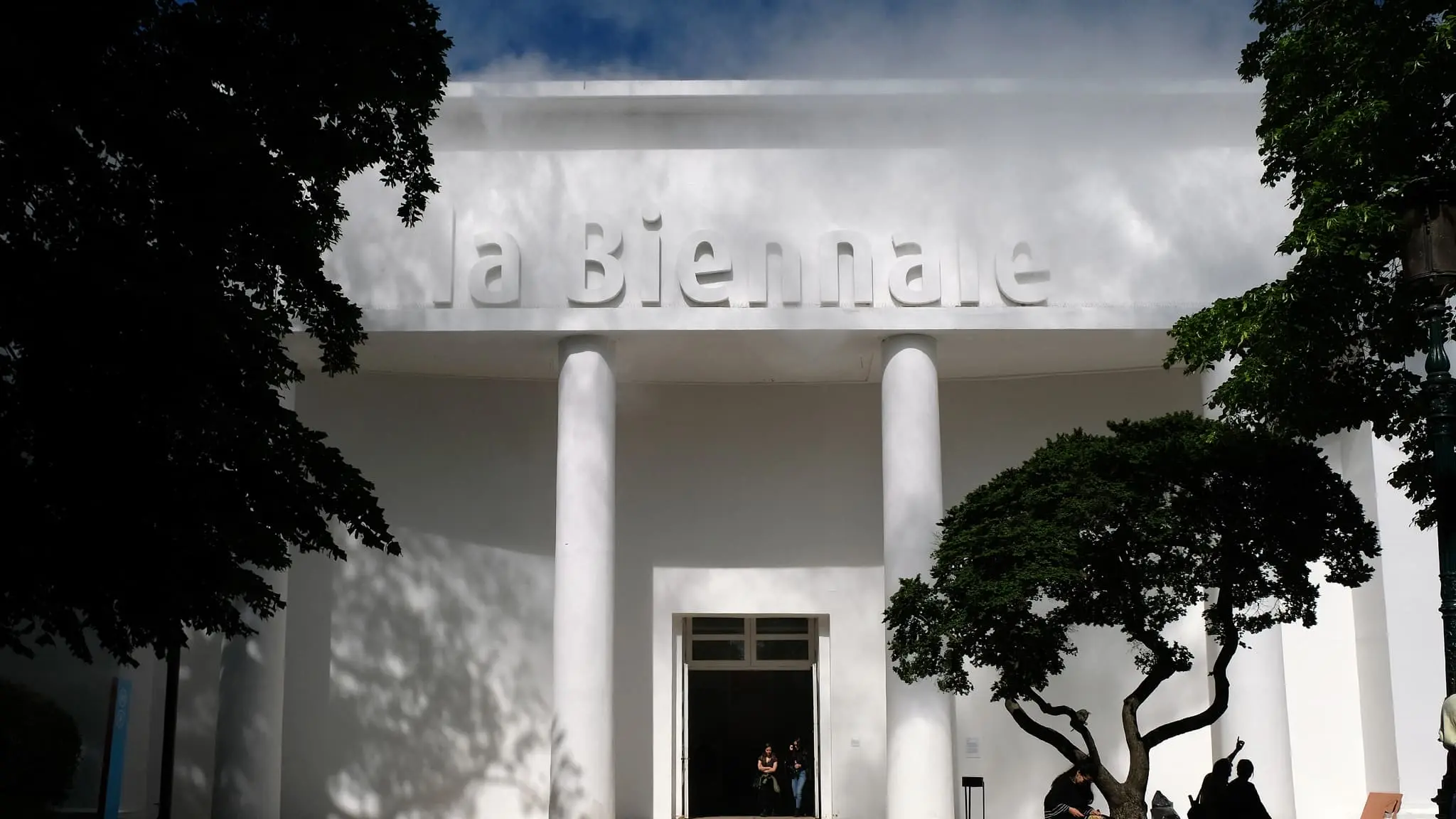 Entrée principale de la Biennale de Venise 2026, événement marqué par une crise institutionnelle et politique