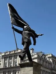 Une statue monumentale, un homme en marche… aveuglé par son propre drapeau. Nouvelle sculpture de banksy 