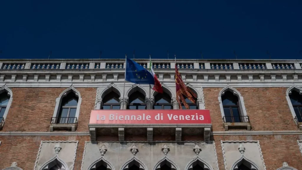 Façade de la Biennale de Venise avec drapeaux européens et italiens lors de la crise liée à la démission du jury en 2026