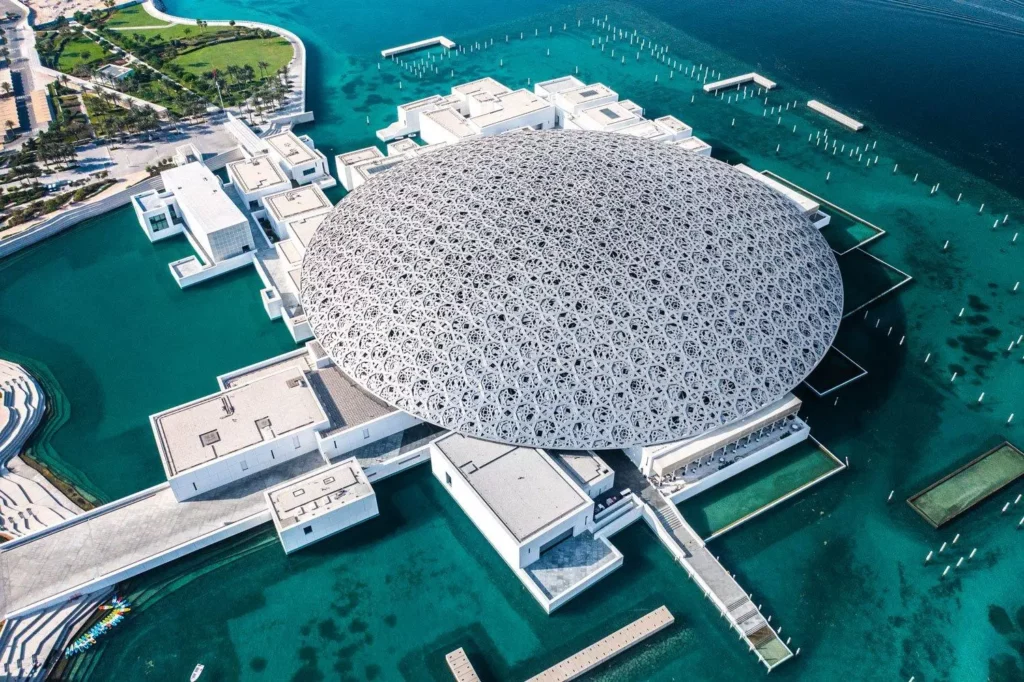 Musée Louvre Abu Dhabi, symbole du soft power culturel des Émirats arabes unis