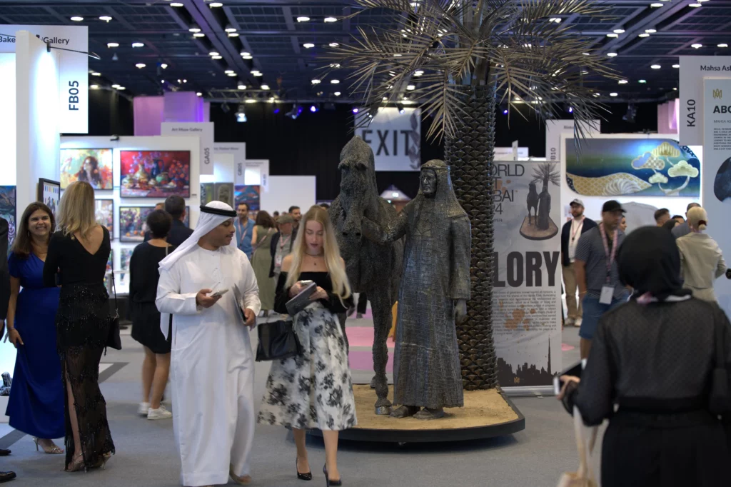 Collectionneurs et visiteurs à World Art Dubai aux Émirats arabes unis
