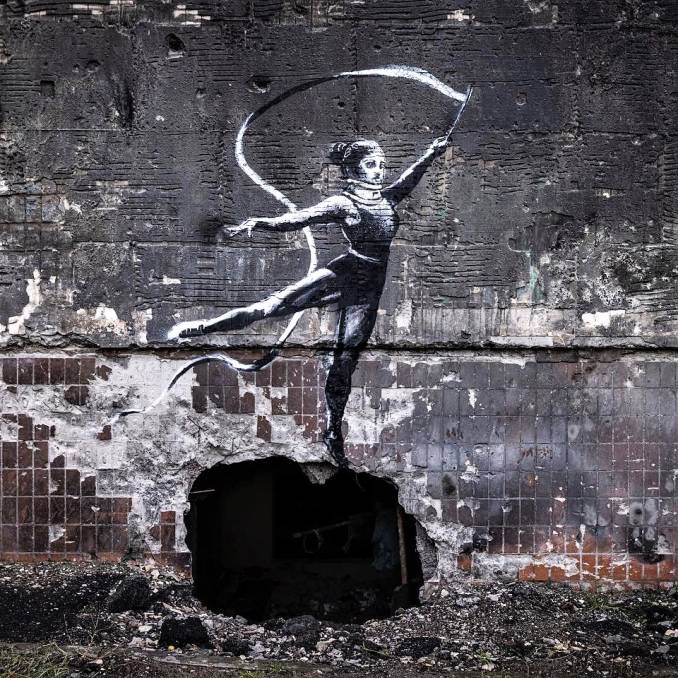 Fresque réalisée par Banksy en Ukraine en 2022, témoignage de son engagement artistique face aux conflits contemporains.