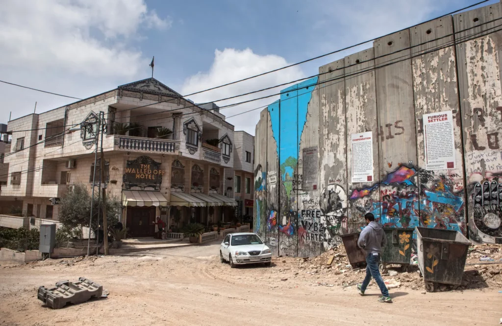 The Walled Off Hotel créé par Banksy à Bethléem, projet artistique engagé situé face au mur de séparation en Cisjordanie.
