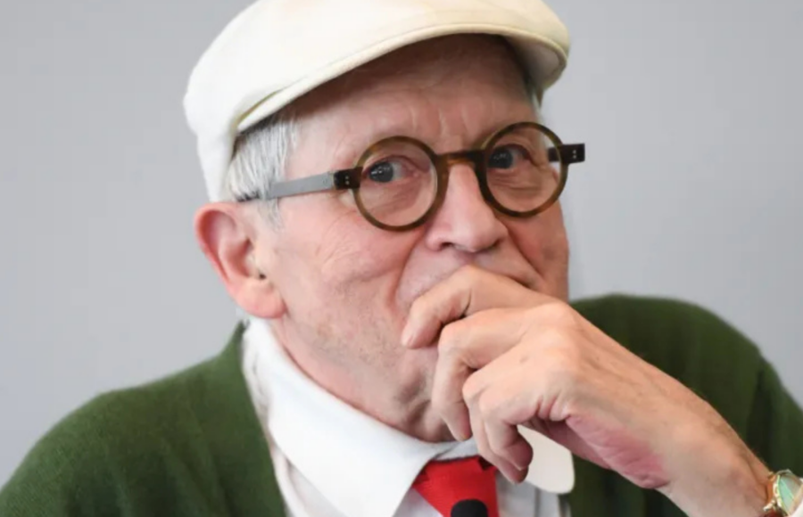 Portrait de David Hockney, peintre britannique et figure majeure de l'art contemporain